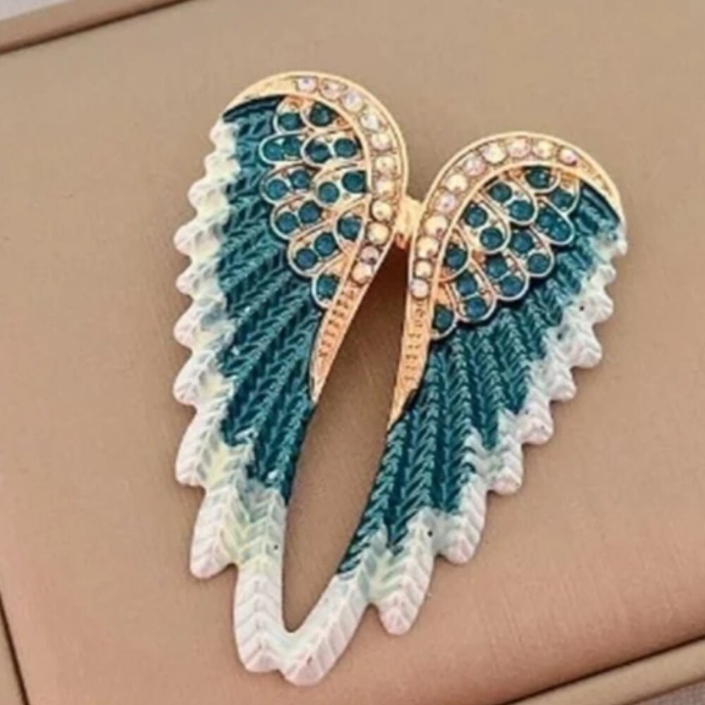 Wings brooch